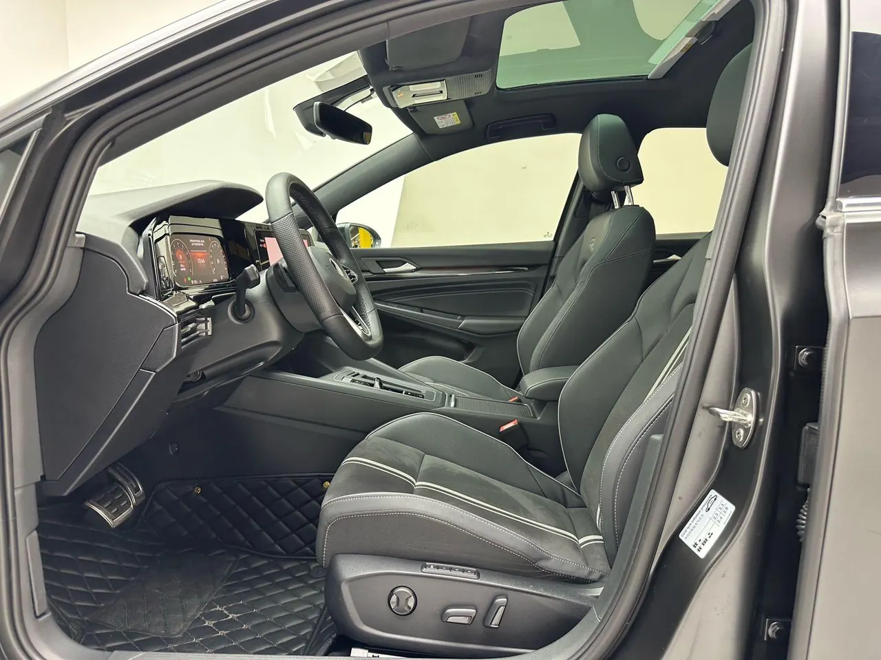 Volkswagen 2021 Golf 8 R-Line 1.4TSI 280TSI Automatic 3