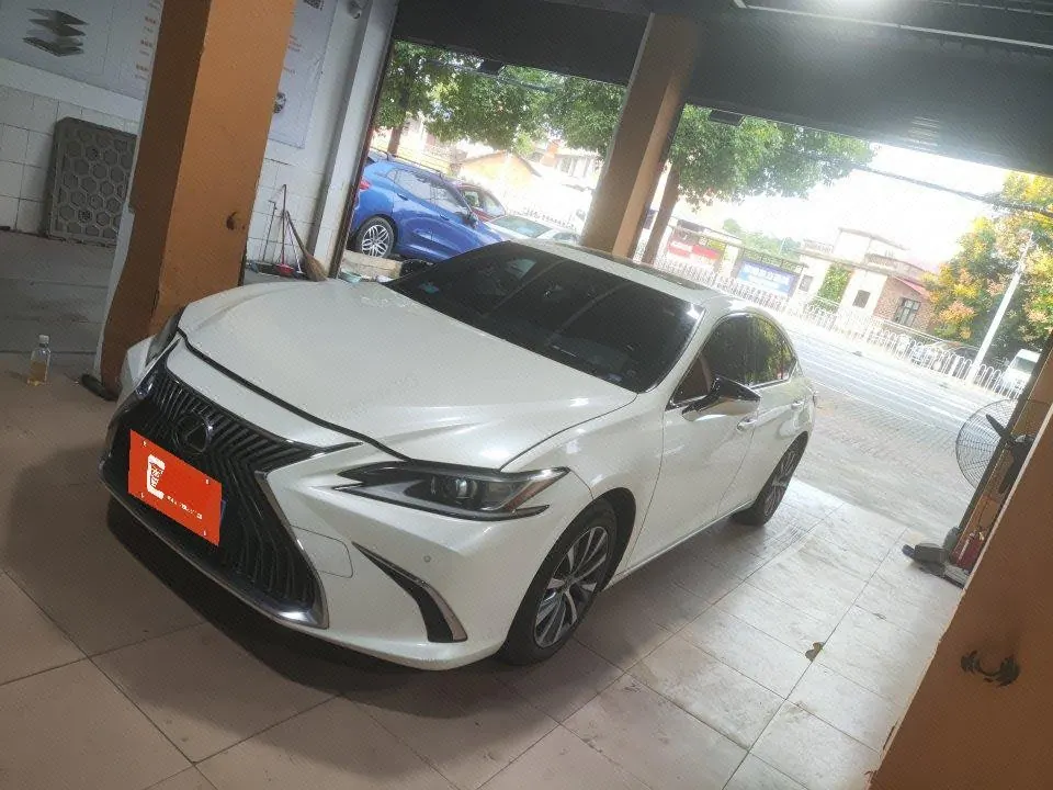 打开图片灯箱:Lexus ES (Imported) 2020 ES200 2.0 Stepless Premium Edition Automatic Gear