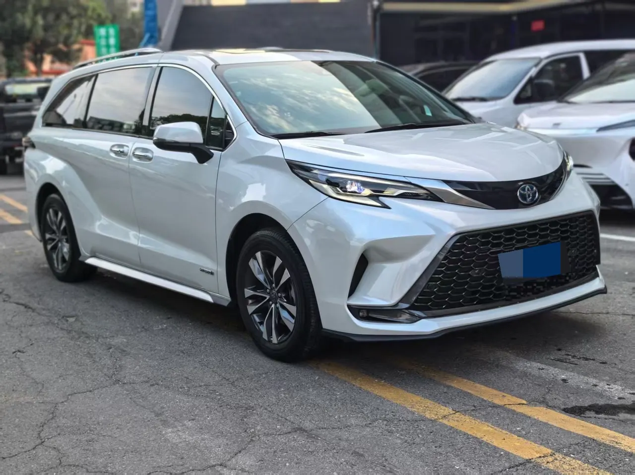 Toyota 2023 Grevia HYBRID 2.5 Stepless Deluxe Edition Automatic Transmission 3