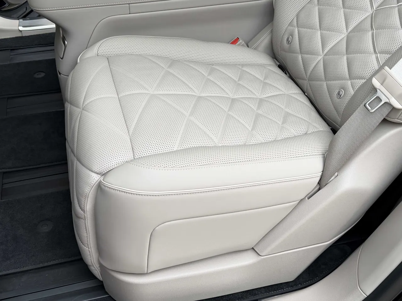 NIO 2026 ES 9 102kWh Administrative Island Signature Edition Automatic Gear 17