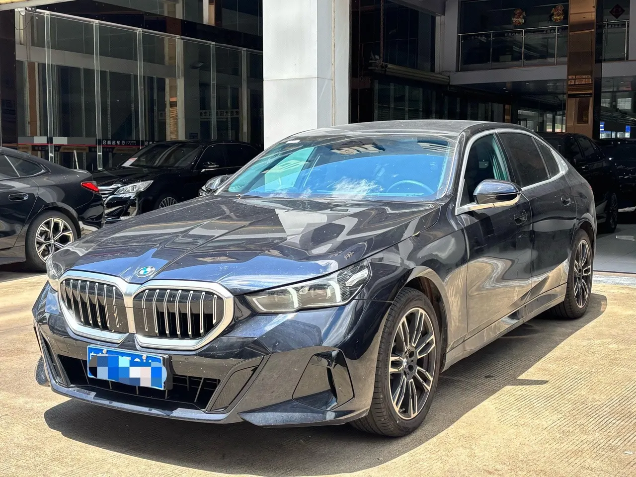 打开图片灯箱:BMW 5 Series 2026 model 525Li 48V 2.0T M Sport Package automatic transmission
