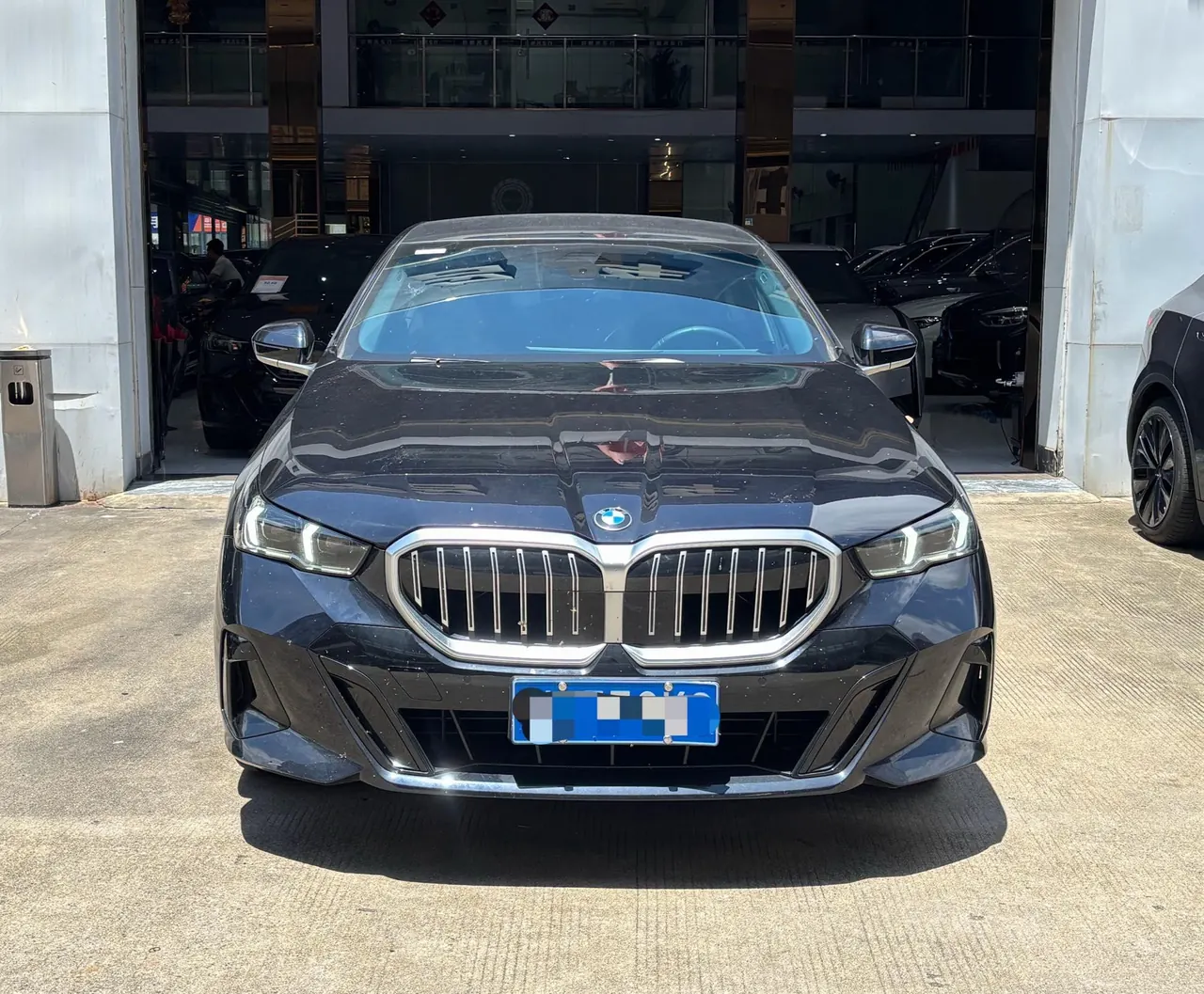 BMW 5 Series 2026 model 525Li 48V 2.0T M Sport Package automatic transmission 2