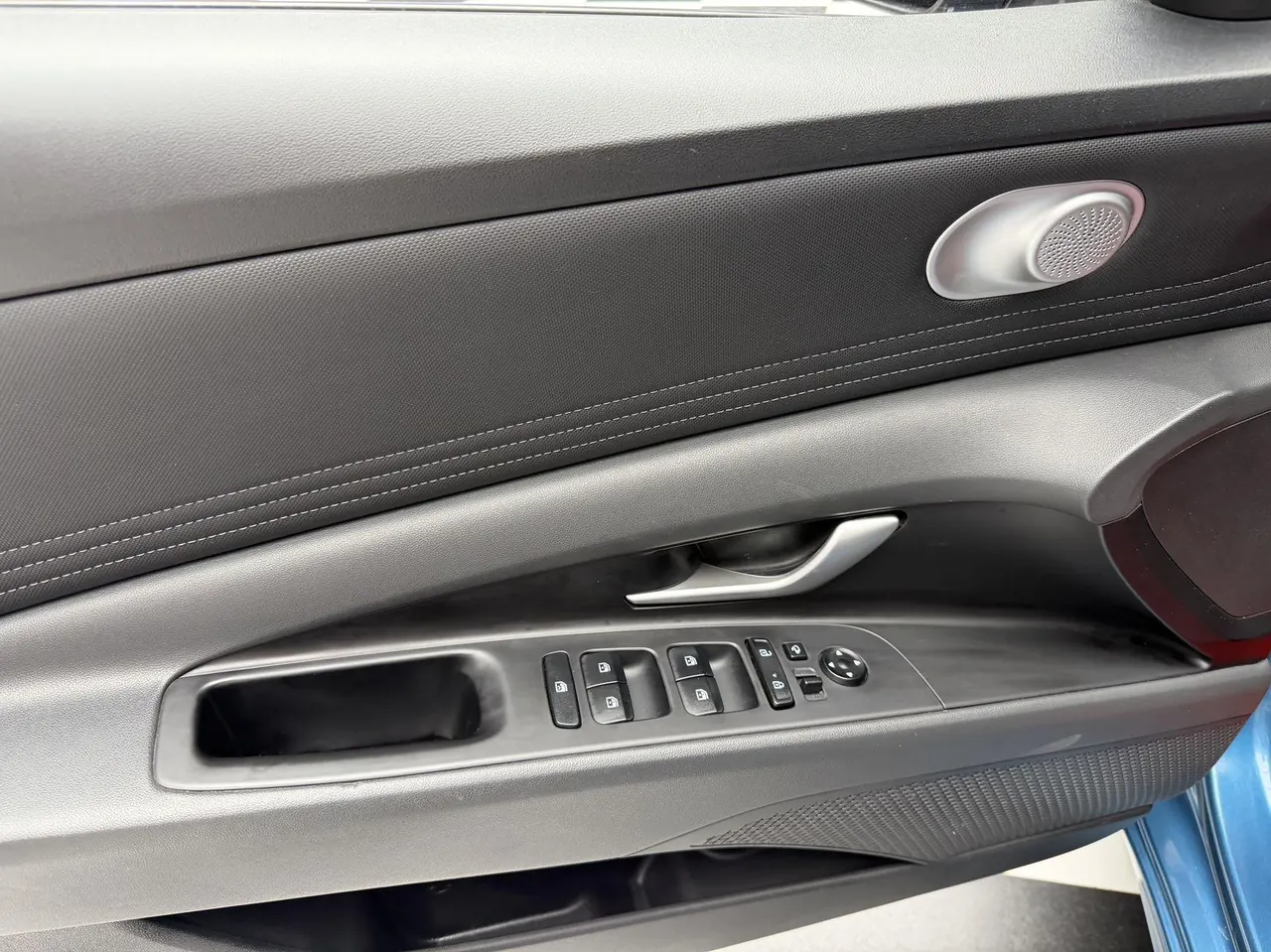 Hyundai 2022 Elantra -3-compartment 1.5 stepless LUX premium automatic gear 4