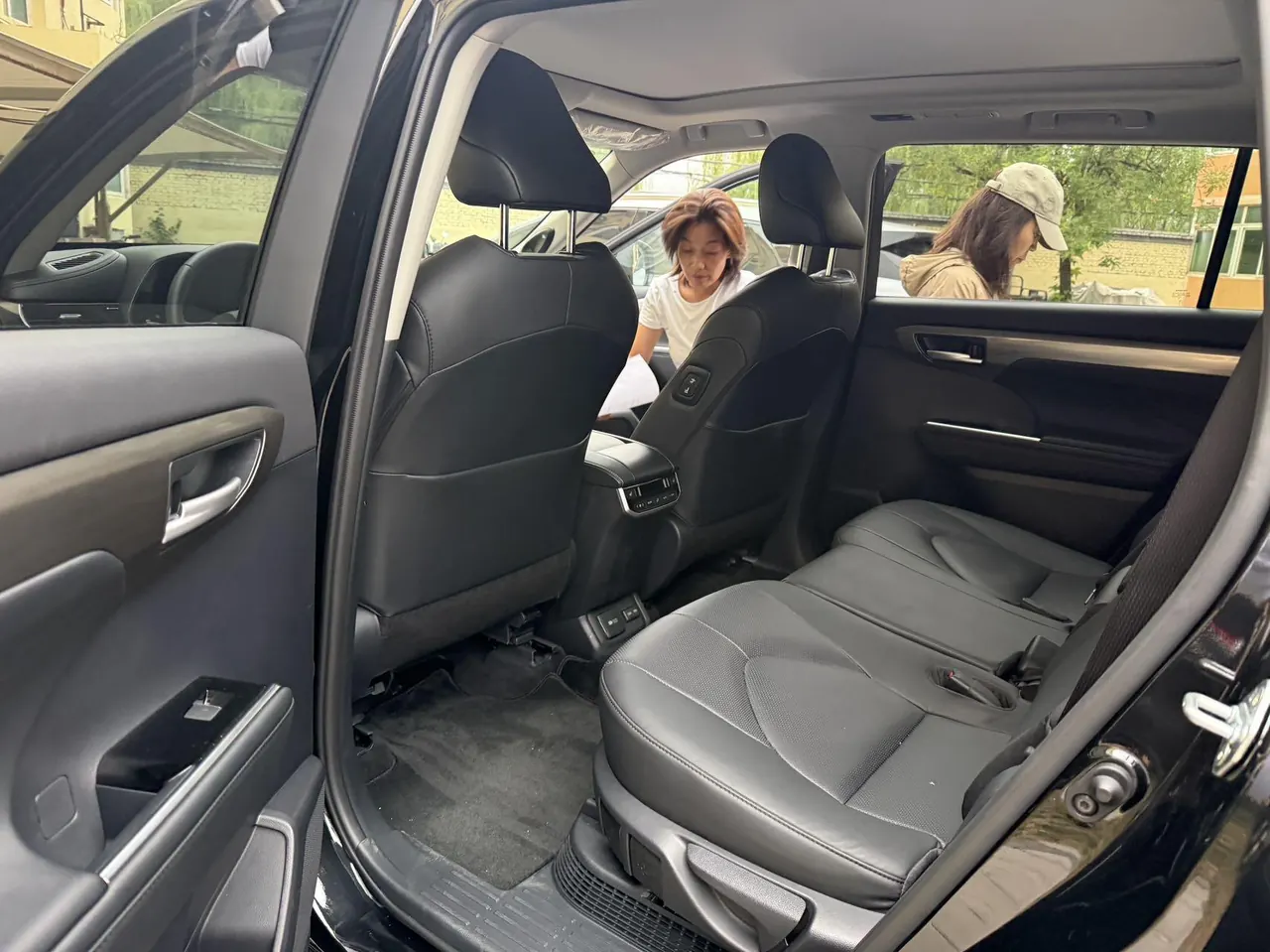 Toyota 2026 Highlander Dual Engine 2.5 Stepless Intelligent Electric Hybrid Four-wheel Drive Extreme Edition 7-seat Automatic Transmission 4