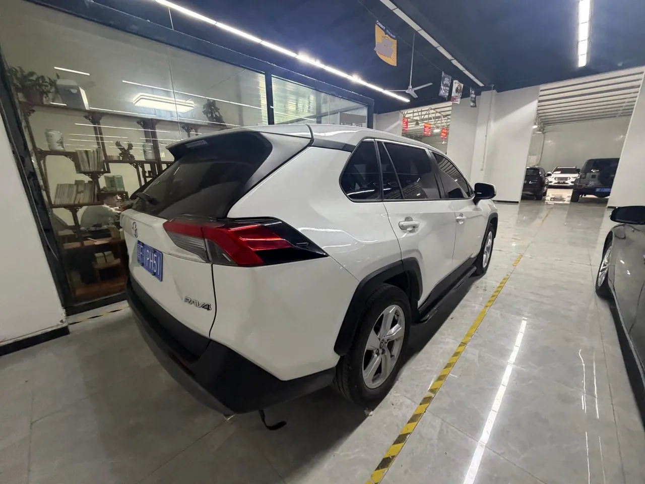 Open image lightbox: Toyota 2020 RAV4 Rongbo 2.0 Stepless Two-Drive Fashion Edition Automatic Gear