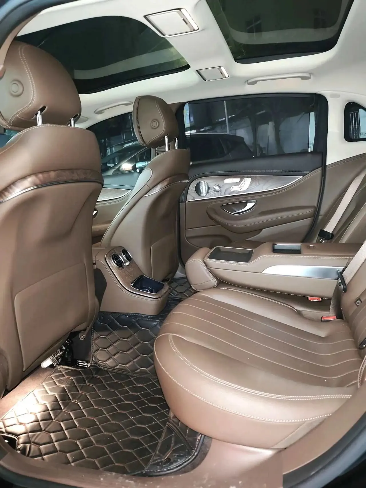 Mercedes Benz E Class 2022 E 300 L 2.0T Luxury (Modified 3) Automatic Gear 4