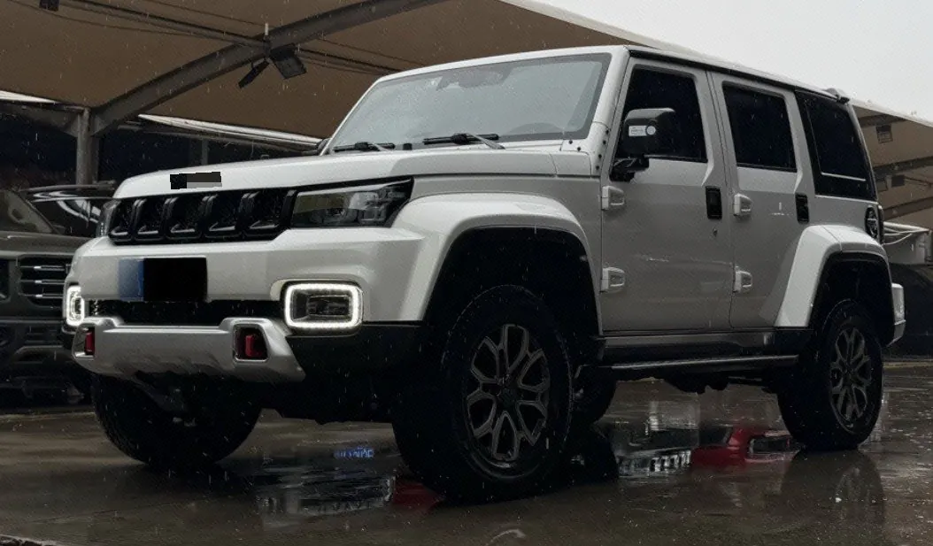 打开图片灯箱:Beijing 2023 BJ40 2.0T 4-wheel drive city hunter version chivalrous automatic gear