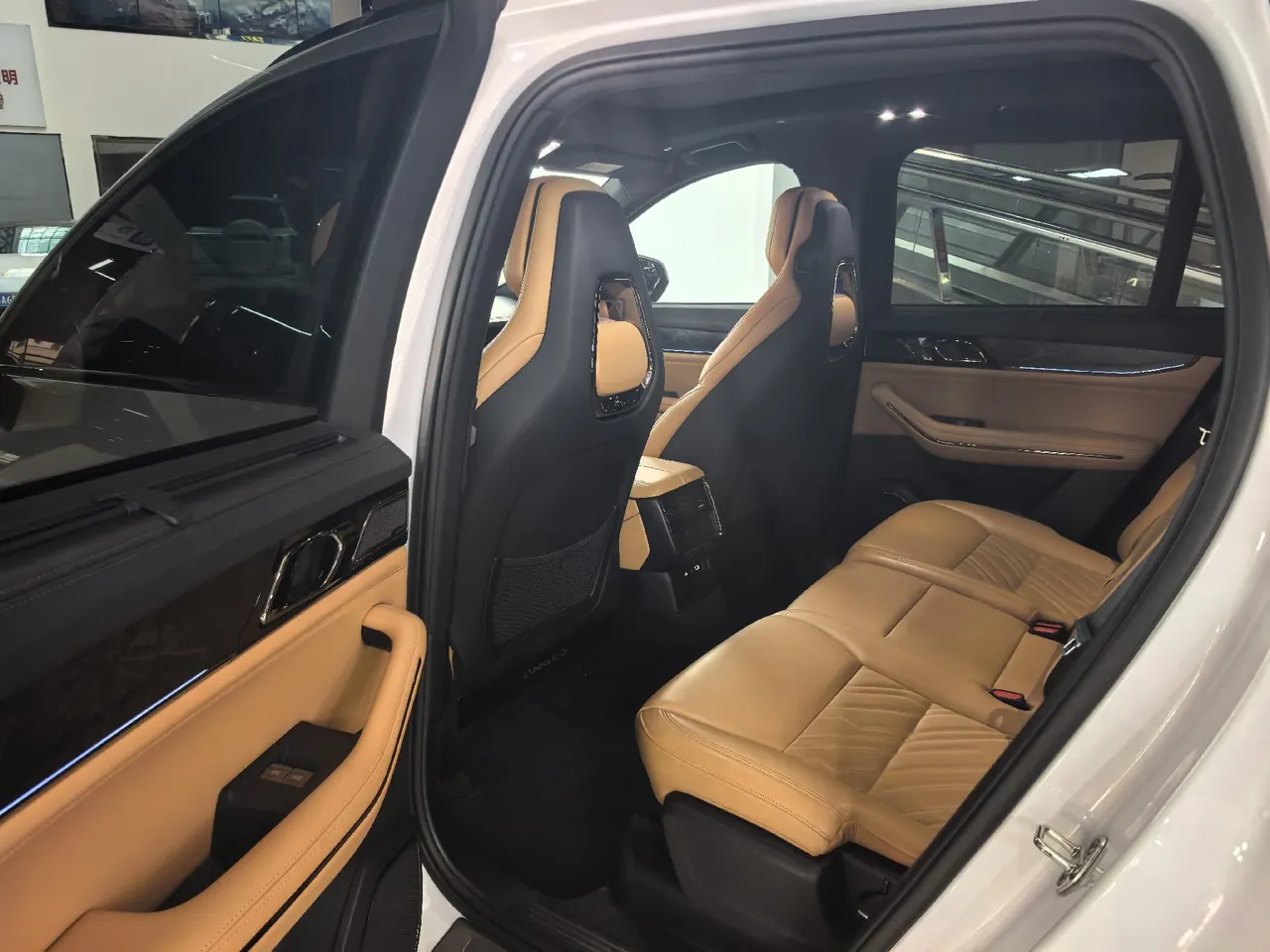 LYNK&amp;CO 09 New Energy 2021 LYNK&amp;CO 09 PHEV 2.0T Halo 7-seat Automatic Gear 4