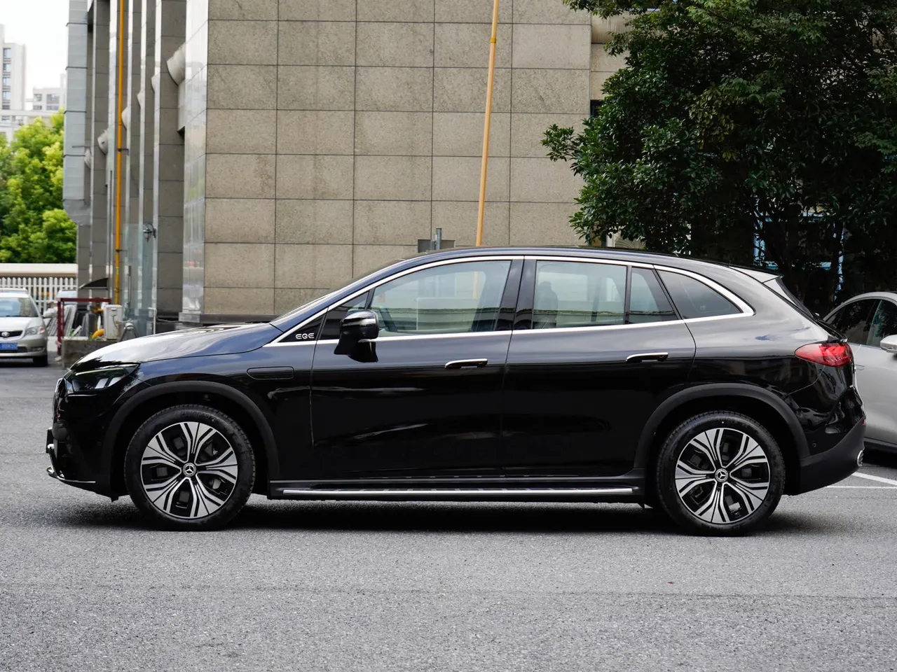 Mercedes Benz 2024 EQE SUV 500 4MATIC EQE SUV 500 4MATIC Deluxe Edition Automatic 3