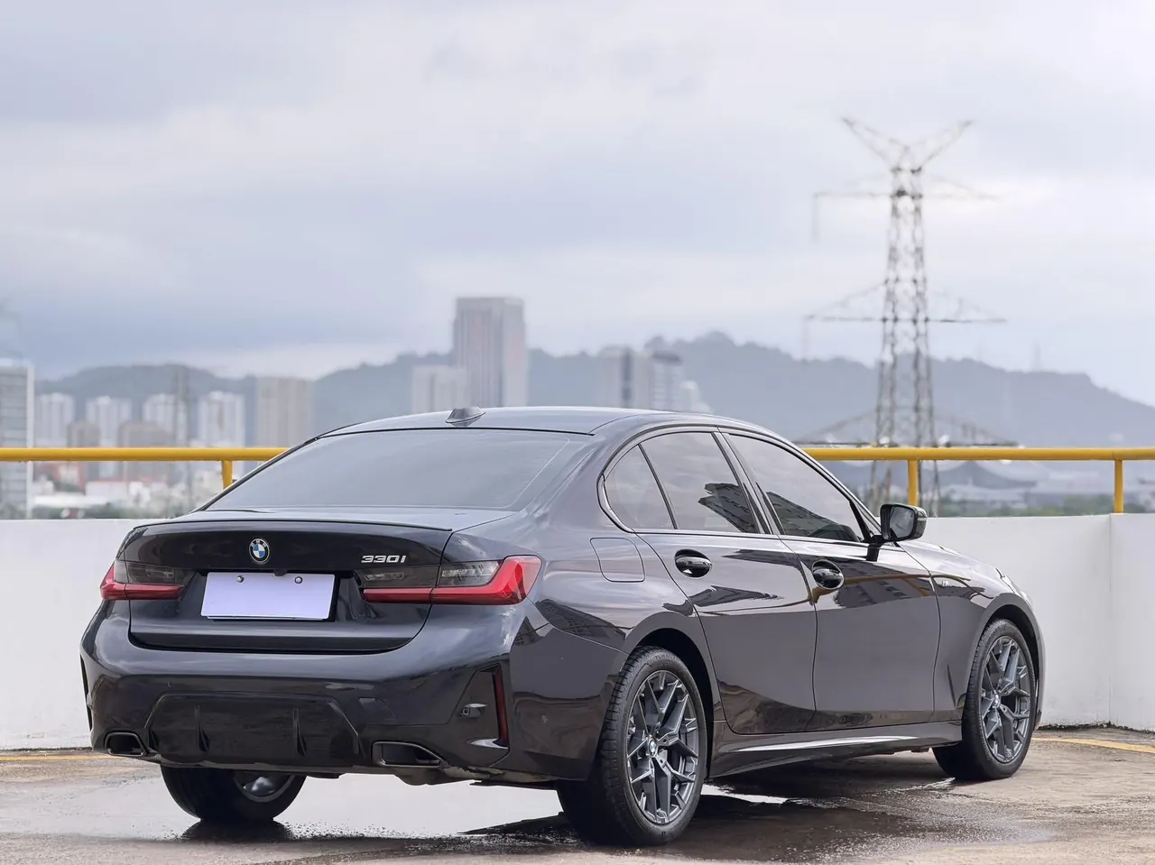 打开图片灯箱:BMW 3 Series 2025 model 330i 2.0T M Sport Night Edition with automatic transmission