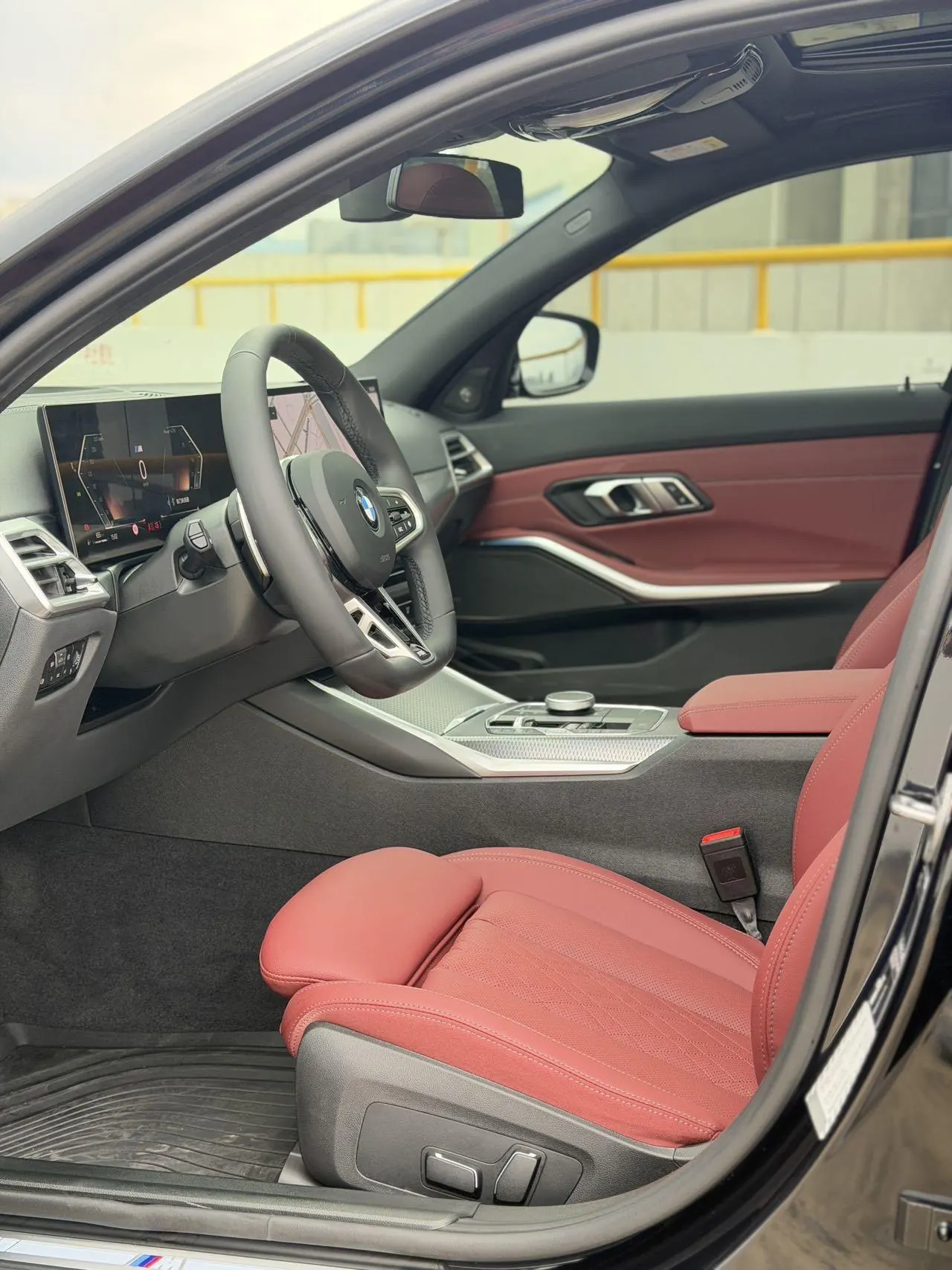BMW 3 Series 2025 model 330i 2.0T M Sport Night Edition with automatic transmission 2