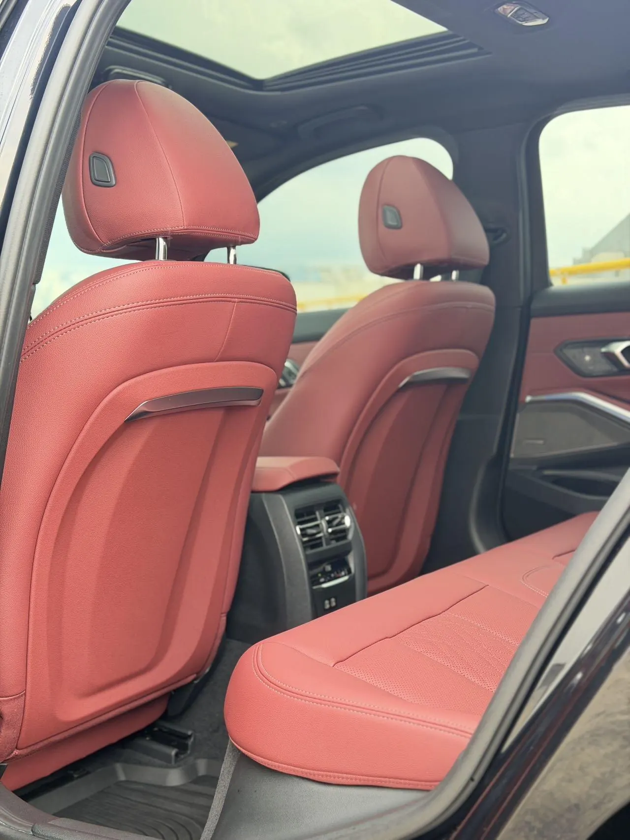 BMW 3 Series 2025 model 330i 2.0T M Sport Night Edition with automatic transmission 3