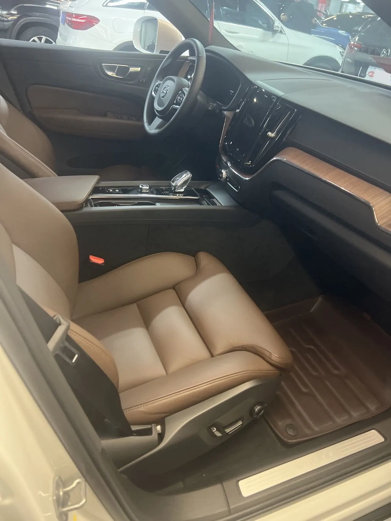 Volvo 2022 XC60 48V 2.0T B5 4-wheel drive Zhiyuan Deluxe Edition Automatic Gear 5