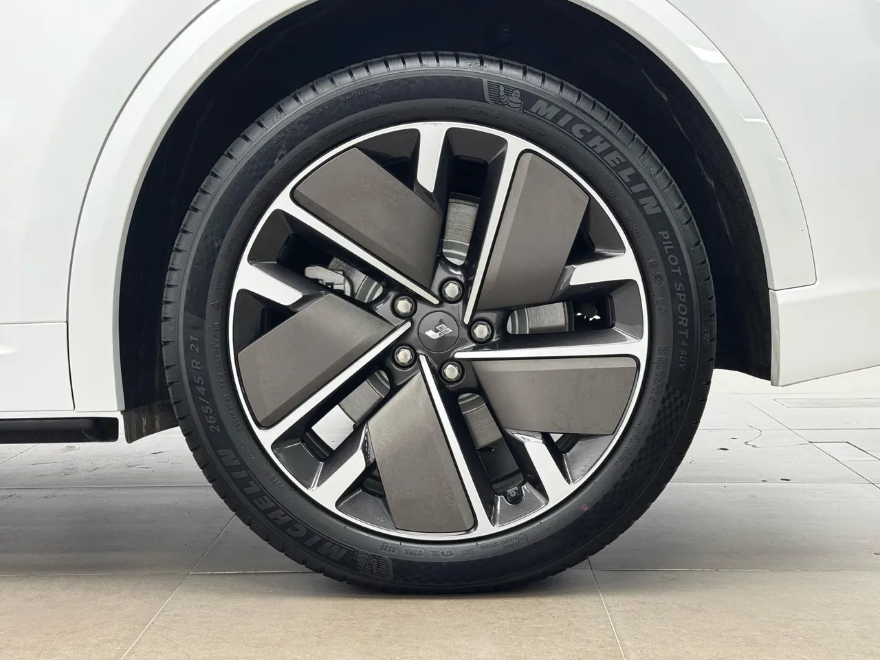 Li 2025 L9 Ultra Smart Refresh Edition Automatic Transmission 18