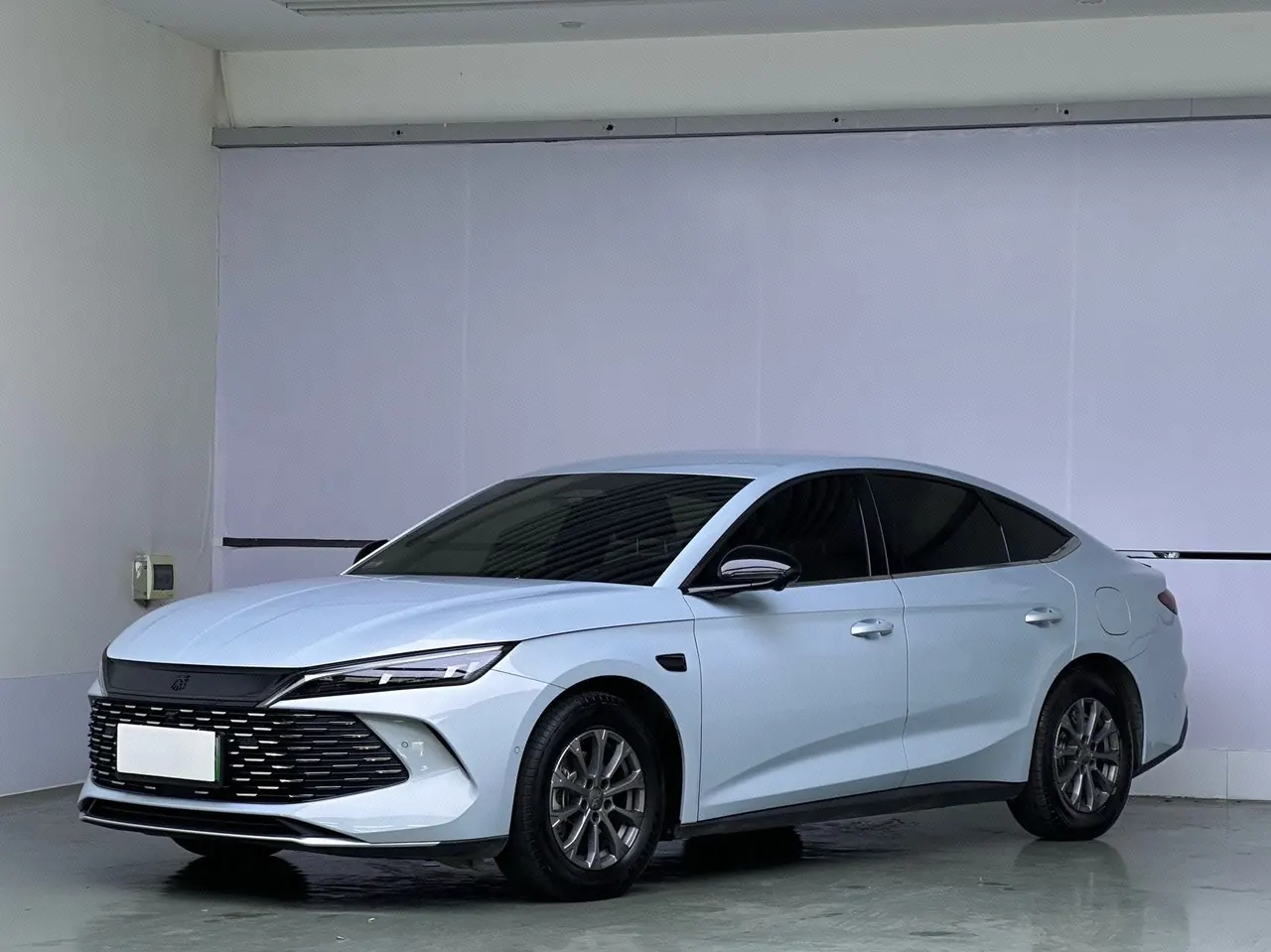 打开图片灯箱:BYD 2025 Qin L DM-i 1.5 stepless smart driving version 80KM leading automatic gear