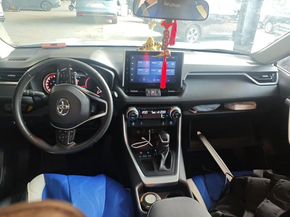 Toyota 2021 RAV4 Rongbo 2.0 Stepless Two-Drive Premium Edition Automatic Gear 3