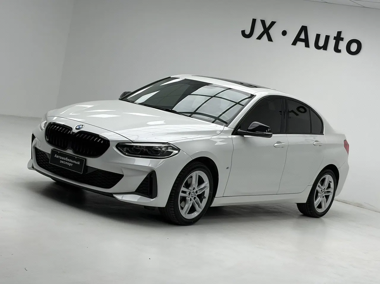 打开图片灯箱:BMW 1 Series 2021 120i 1.5T M Sports Obsidian Night Edition Automatic Gear