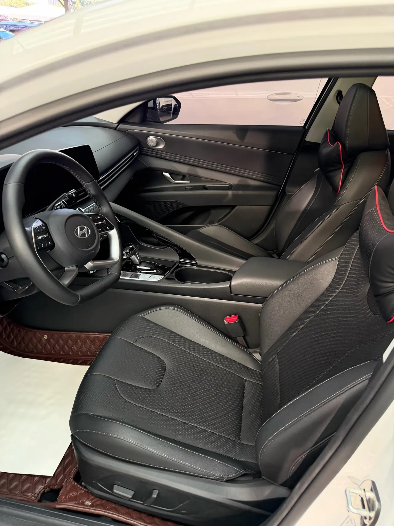 Hyundai 2023 Elantra -3-compartment 1.5 stepless LUX premium automatic gear 10