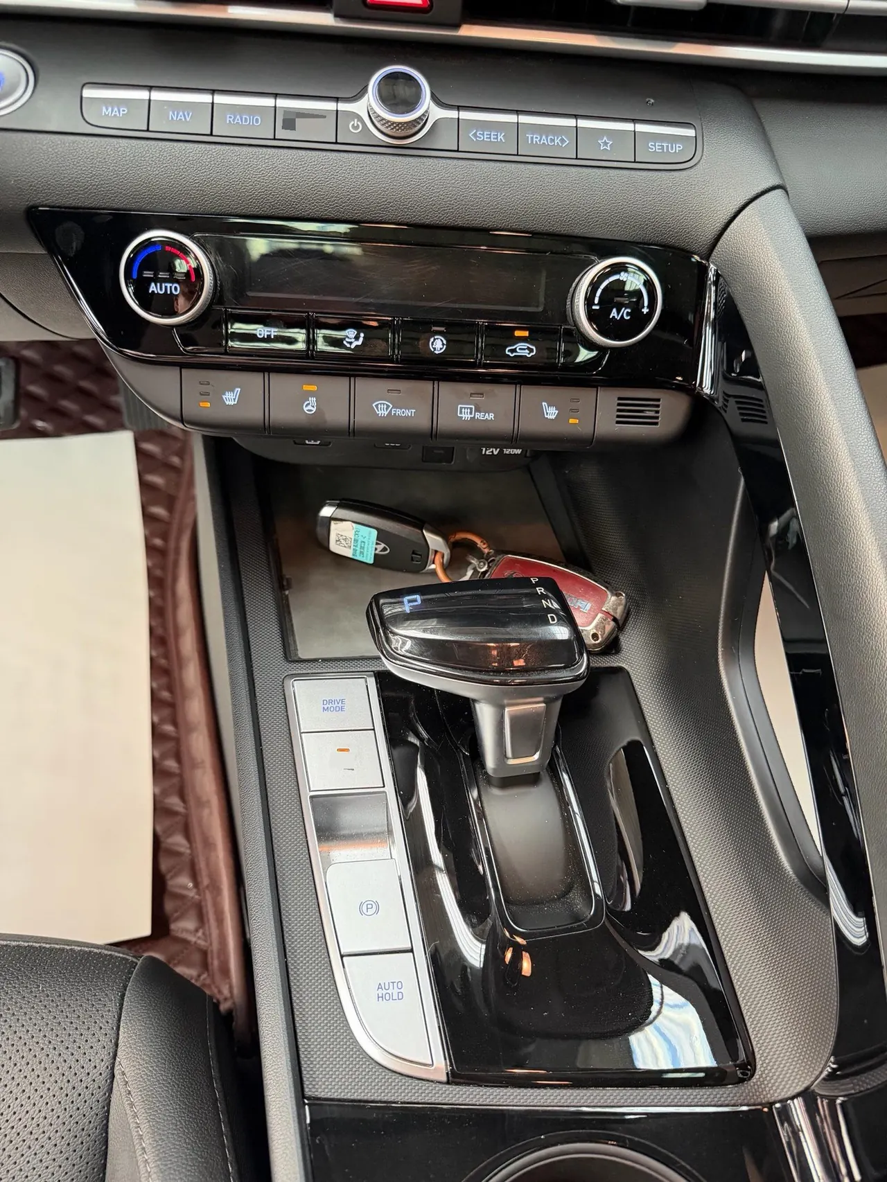 Hyundai 2023 Elantra -3-compartment 1.5 stepless LUX premium automatic gear 12
