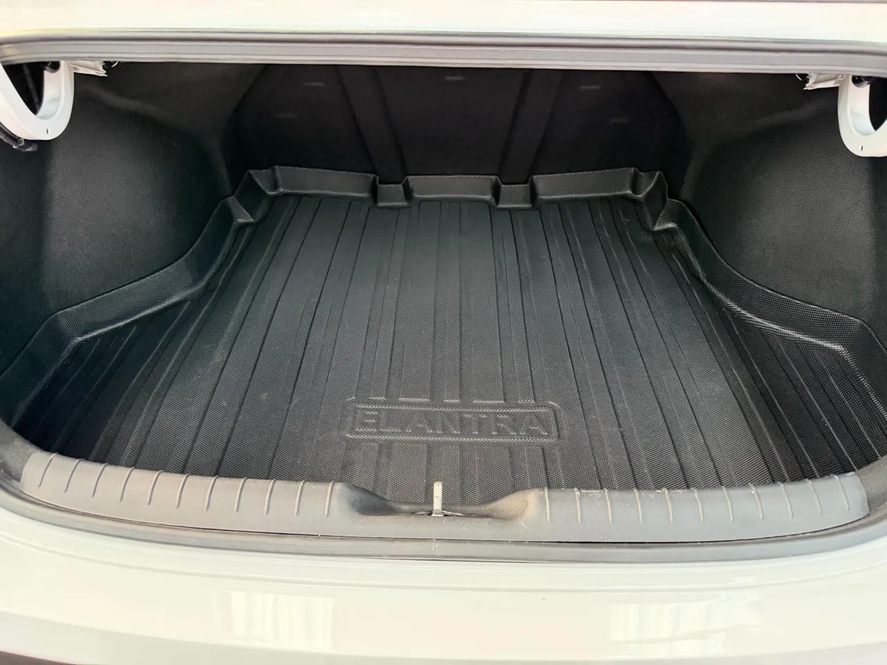 Hyundai 2023 Elantra -3-compartment 1.5 stepless LUX premium automatic gear 18