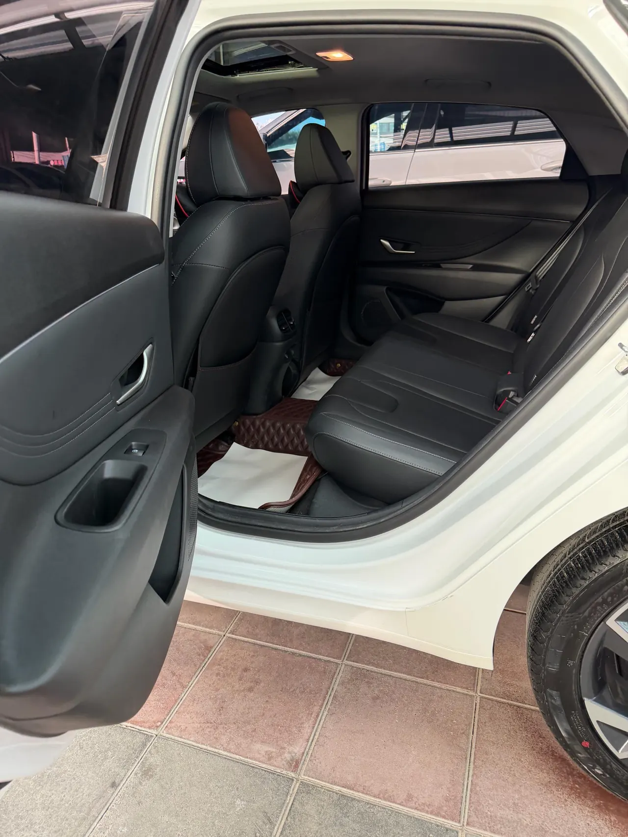 Hyundai 2023 Elantra -3-compartment 1.5 stepless LUX premium automatic gear 6