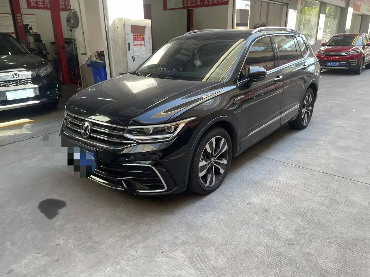Open image lightbox: Volkswagen 2022 Tiguan L R-Line 2.0TSI 330TSI Two-Drive R-Line Overdrive Automatic Gear