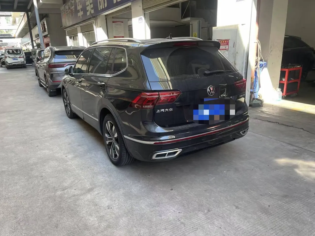 Volkswagen 2022 Tiguan L R-Line 2.0TSI 330TSI Two-Drive R-Line Overdrive Automatic Gear 3