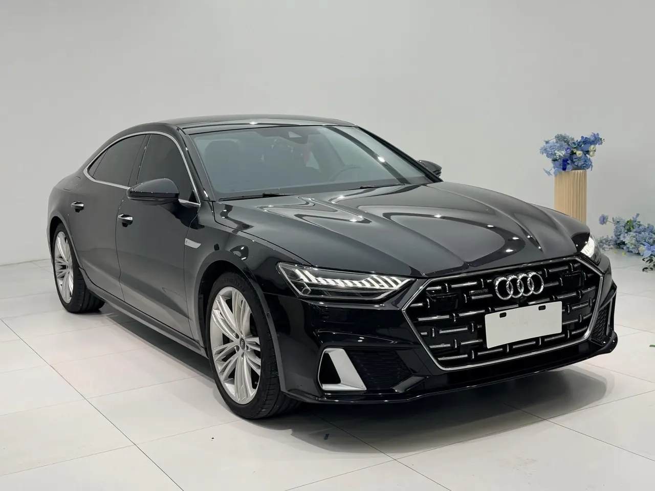 Audi 2024 A7L 2.0TFSI 45TFSI Quattro Luxury Automatic 3