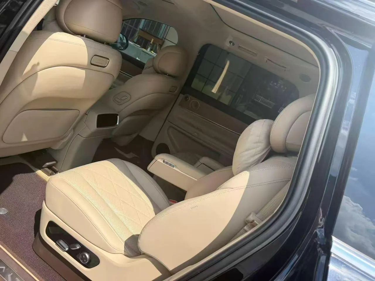 AITO 2024 AITO M9 extended range Ultra 42kWh automatic gear 3