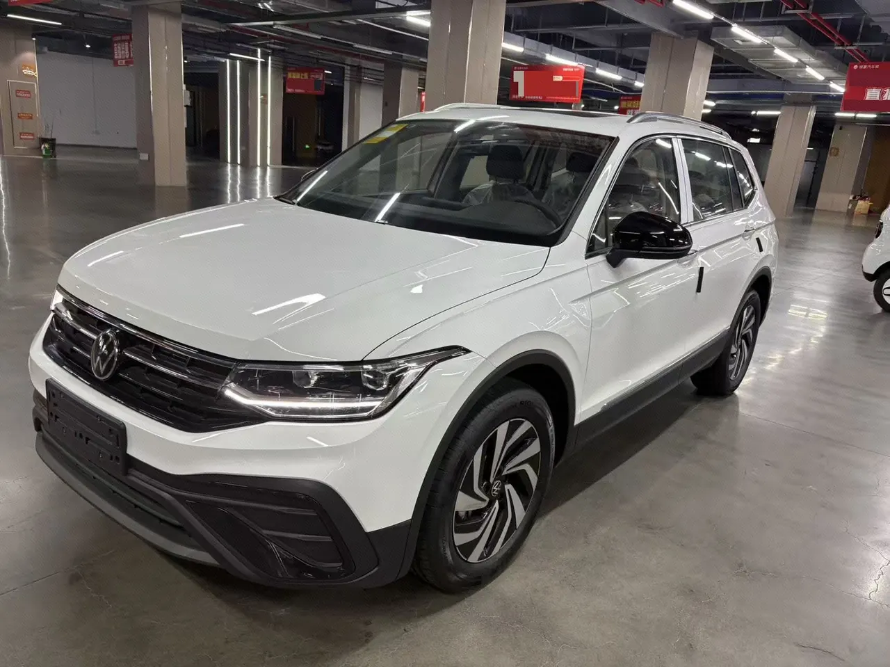Open image lightbox: Volkswagen 2024 Tiguan L 1.5TSI 300TSI Two‑Wheel‑Drive Longteng Edition Automatic Transmission