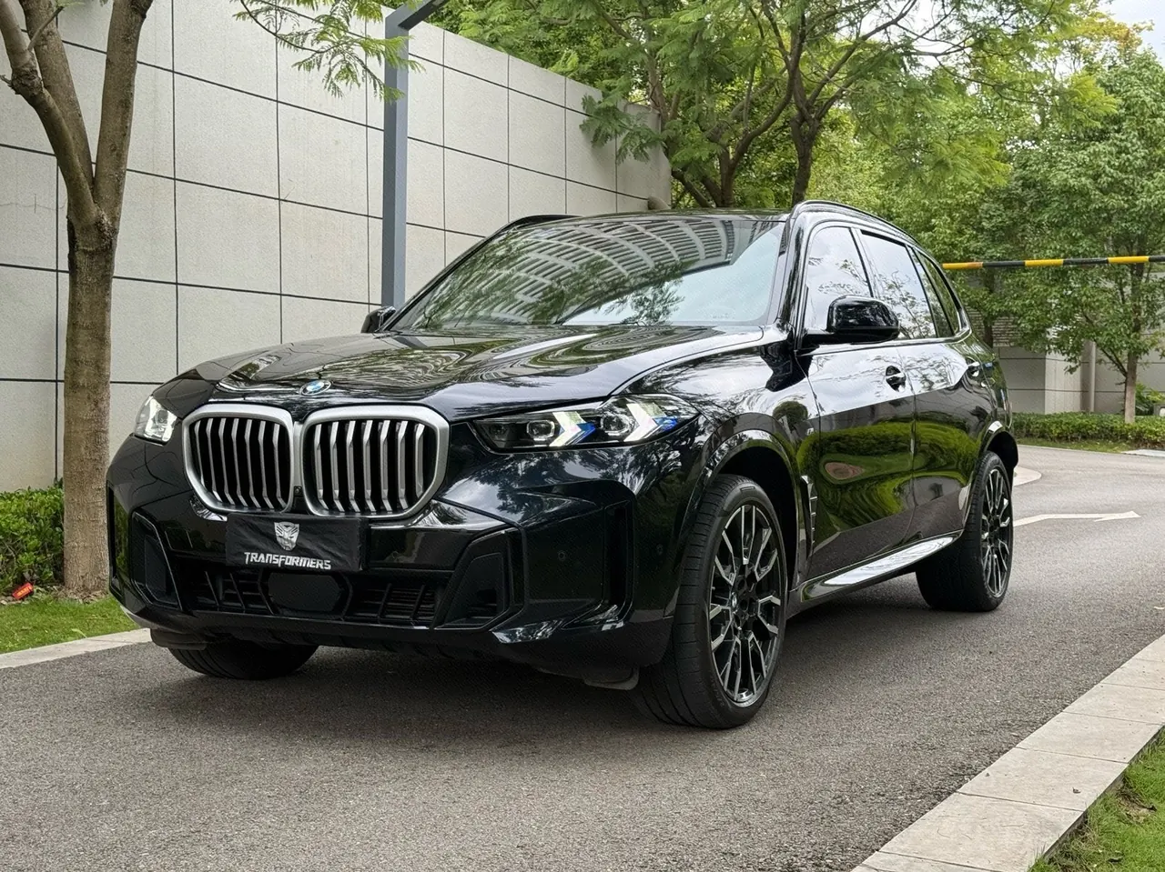 打开图片灯箱:BMW 2023 X5 xDrive40Li 48V 3.0T M sports obsidian night suit automatic gear