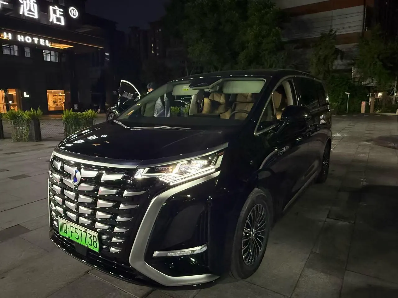 打开图片灯箱:Denza 2024 Denza D9 DM-i 1.5T stepless 1050 exclusive automatic gear