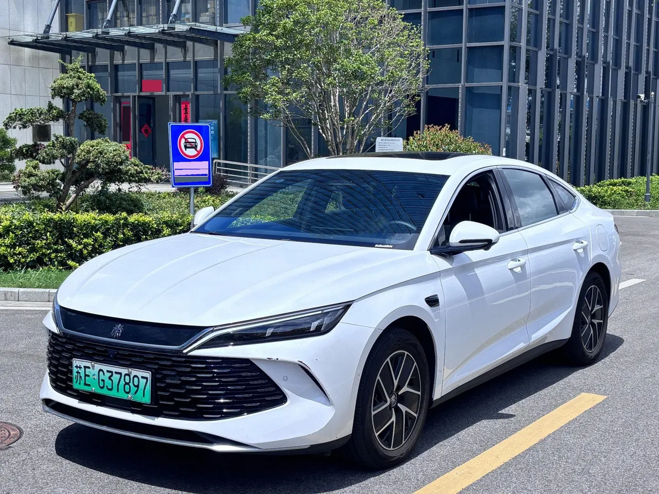 Open image lightbox: BYD 2025 Qin L DM-i 1.5 stepless smart driving version 120KM Exceed automatic gear