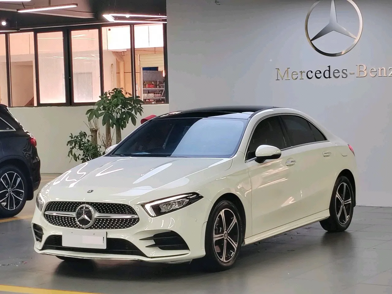 打开图片灯箱:Mercedes Benz Class A 2022 A 200 L 1.3T Fashion (Change 2) Automatic Gear