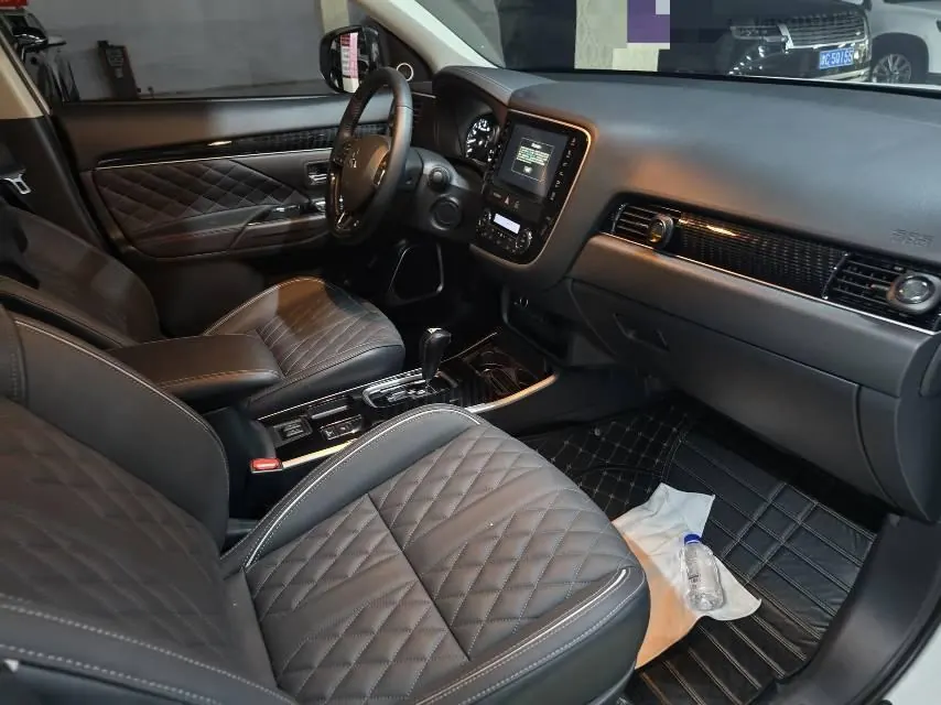 Mitsubishi 2021 Outlander 2.0 Stepless Two-Drive Obsidian Version 5-seat Automatic Gear 8