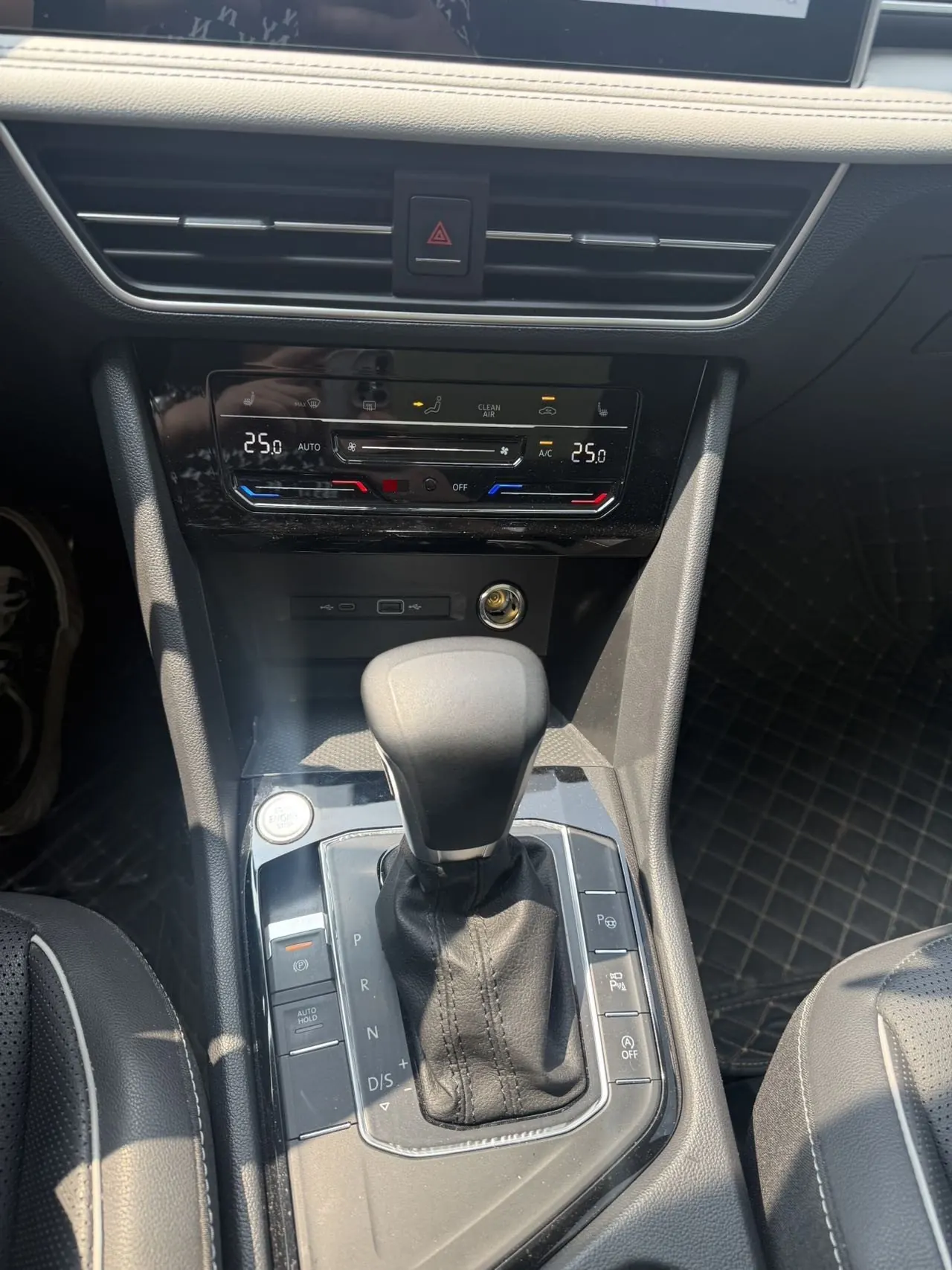 Volkswagen 2022 Tiguan L R-Line 2.0TSI 330TSI Two-Drive R-Line Overdrive Automatic Gear 7