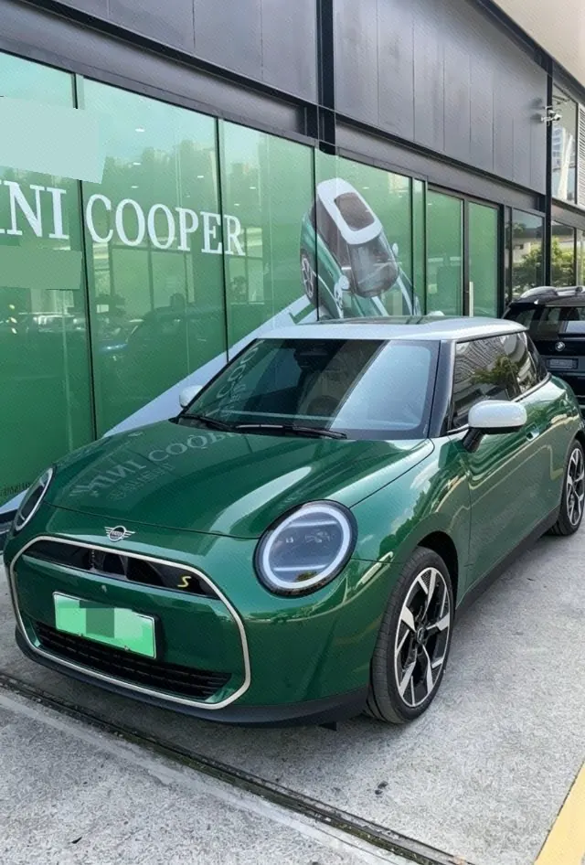 Open image lightbox: MINI 2026 Mini Cooper SE 463km COOPER SE Artist Spring Day in the Sea Light New Automatic Gear