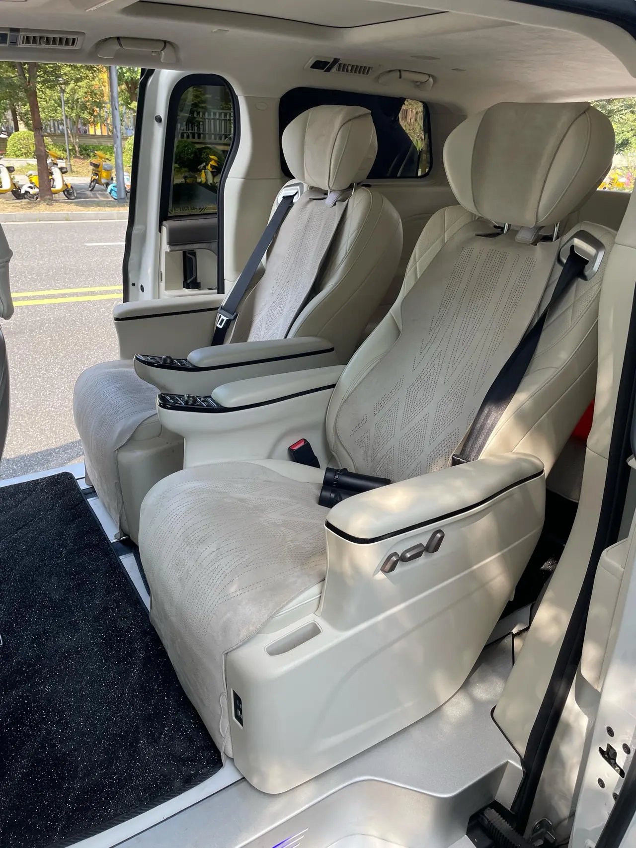 WEY 2025 VV7 Hi4 1.5T Four-Wheel-Drive Automatic Model 9
