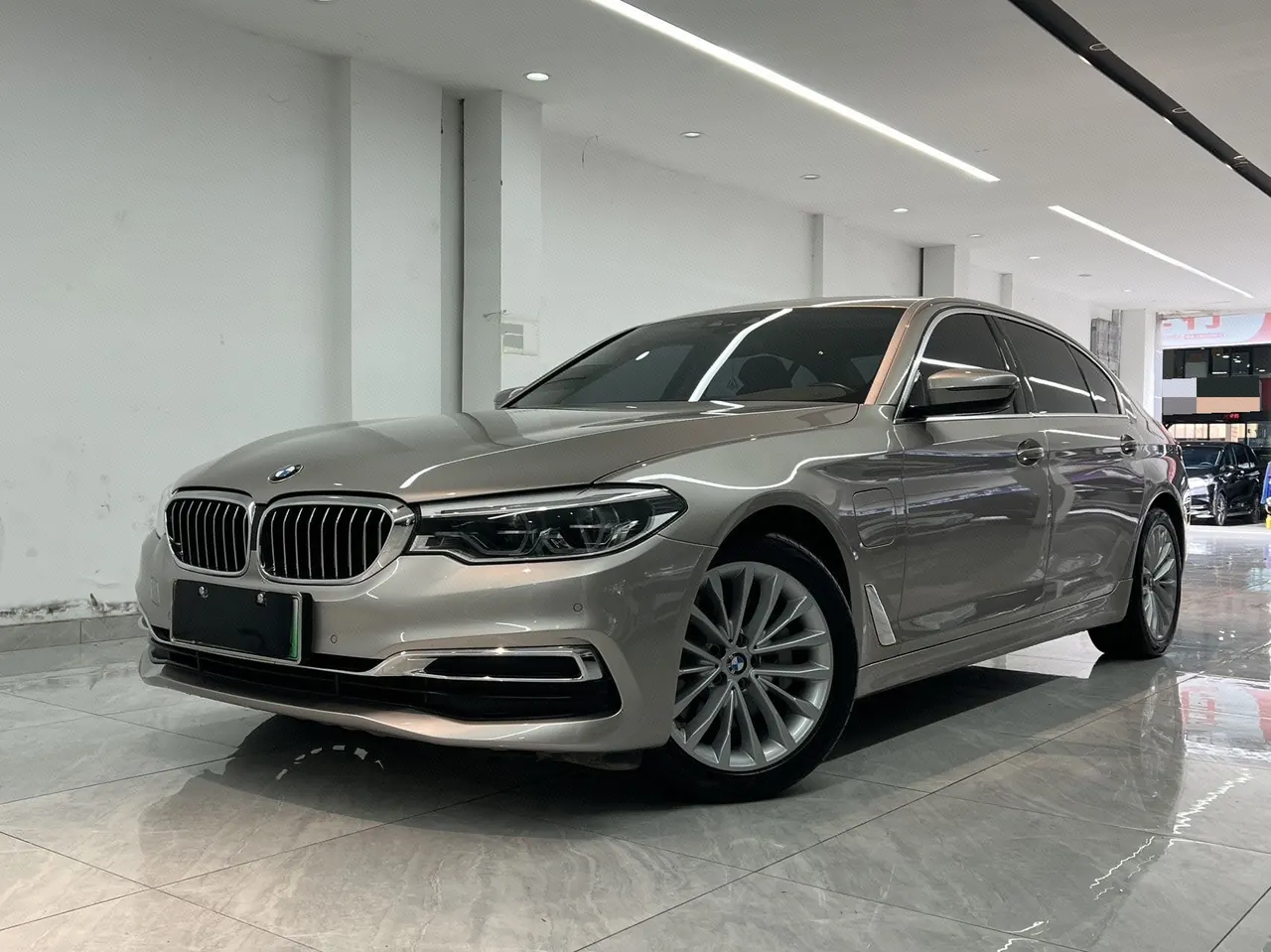 打开图片灯箱:BMW 5 series new energy 2020 530Le 2.0T mileage upgraded luxury package automatic gear