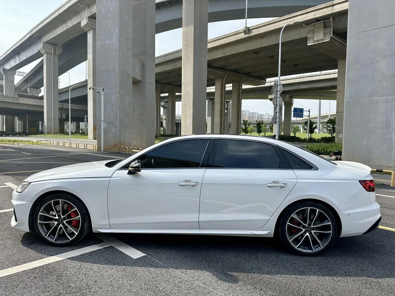 Audi 2022 A4L 2.0TFSI 45TFSI Quattro Selected Dynamic Automatic 5