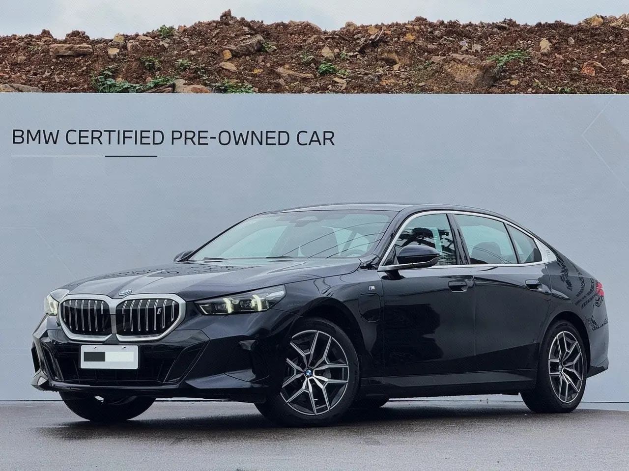 Open image lightbox: BMW 2025 i5 eDrive 35L M sports suit automatic gear
