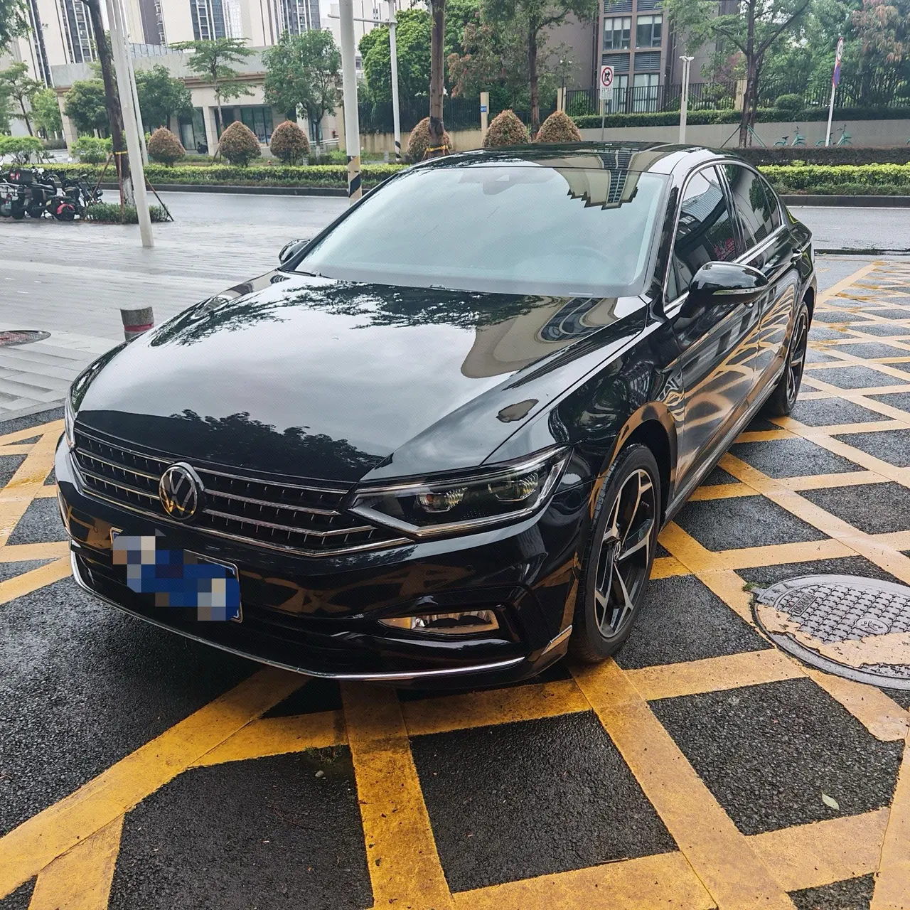 Open image lightbox: Volkswagen 2025 Magotan 2.0TSI 330TSI 2 million luxury automatic gear