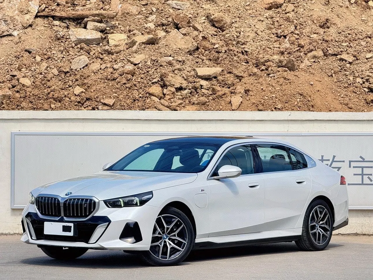 BMW 2025 i5 eDrive 35L M sports suit automatic gear - View 1