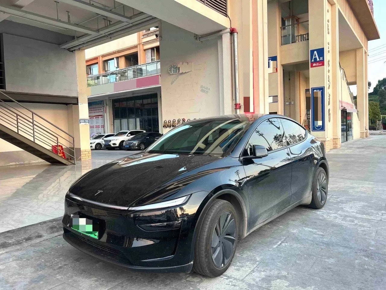 Open image lightbox: Tesla 2025 Model Y rear-wheel drive version automatic transmission