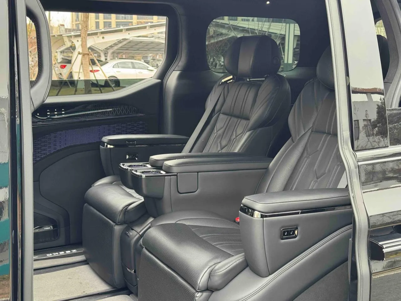 Zeekr 2024 Zeekr 009 six-seat executive version four-wheel drive 108kWh automatic gear 2