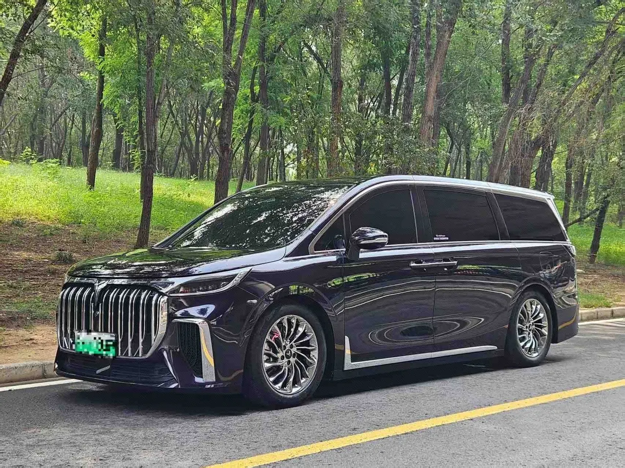 Open image lightbox: Voyah 2024 dreamers PHEV 1.5T long endurance flagship automatic gear