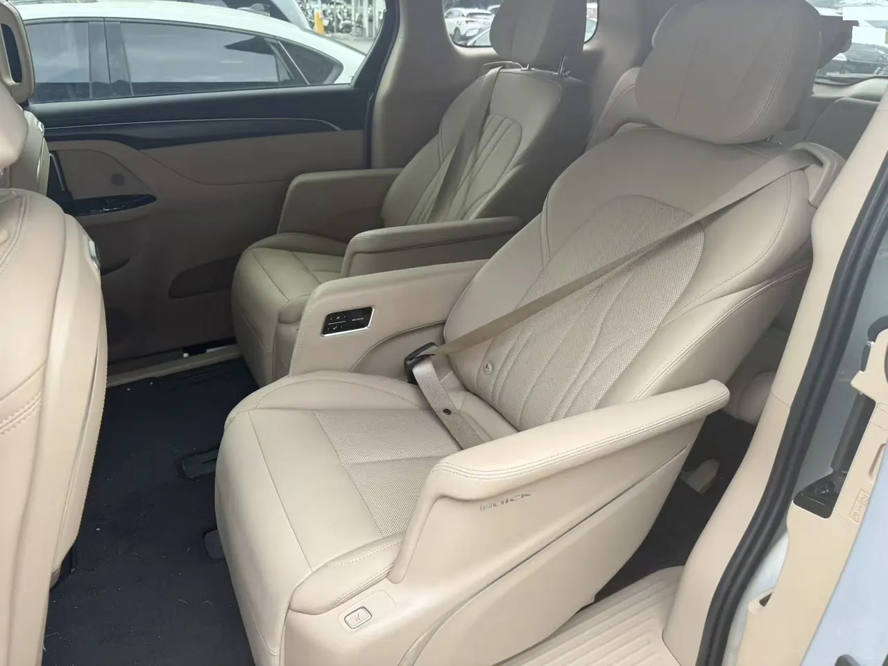 Buick 2025 GL8 Lu Shang 1.5T Premium Edition 7-seat Automatic Gear 2
