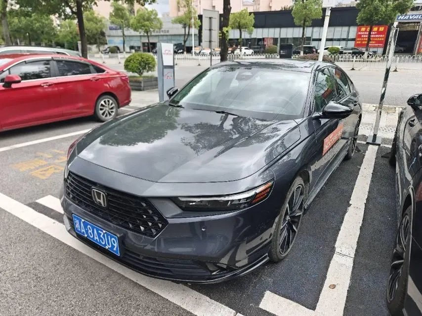 打开图片灯箱:Honda 2023 11th generation Accord 1.5T stepless 260TURBO flagship automatic gear