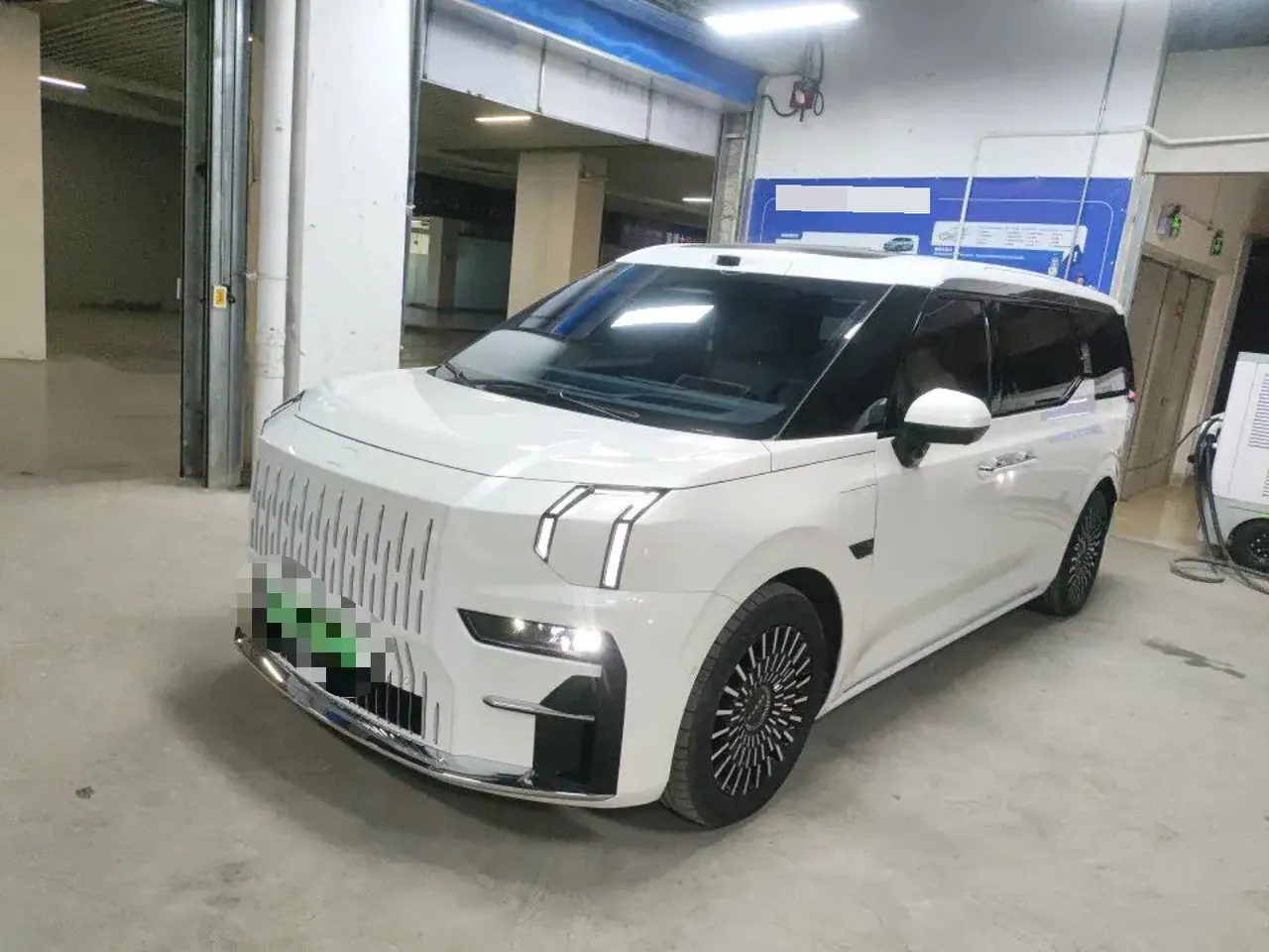 Open image lightbox: Zeekr 2024 Zeekr 009 7-seat aisle version 108kWh automatic gear