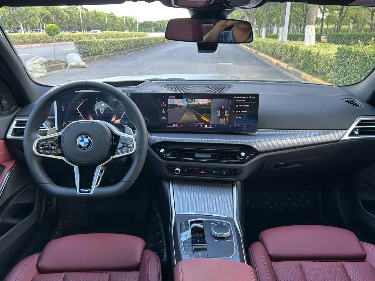 BMW 3 Series 2025 model 330i 2.0T M Sport Night Edition with automatic transmission 10